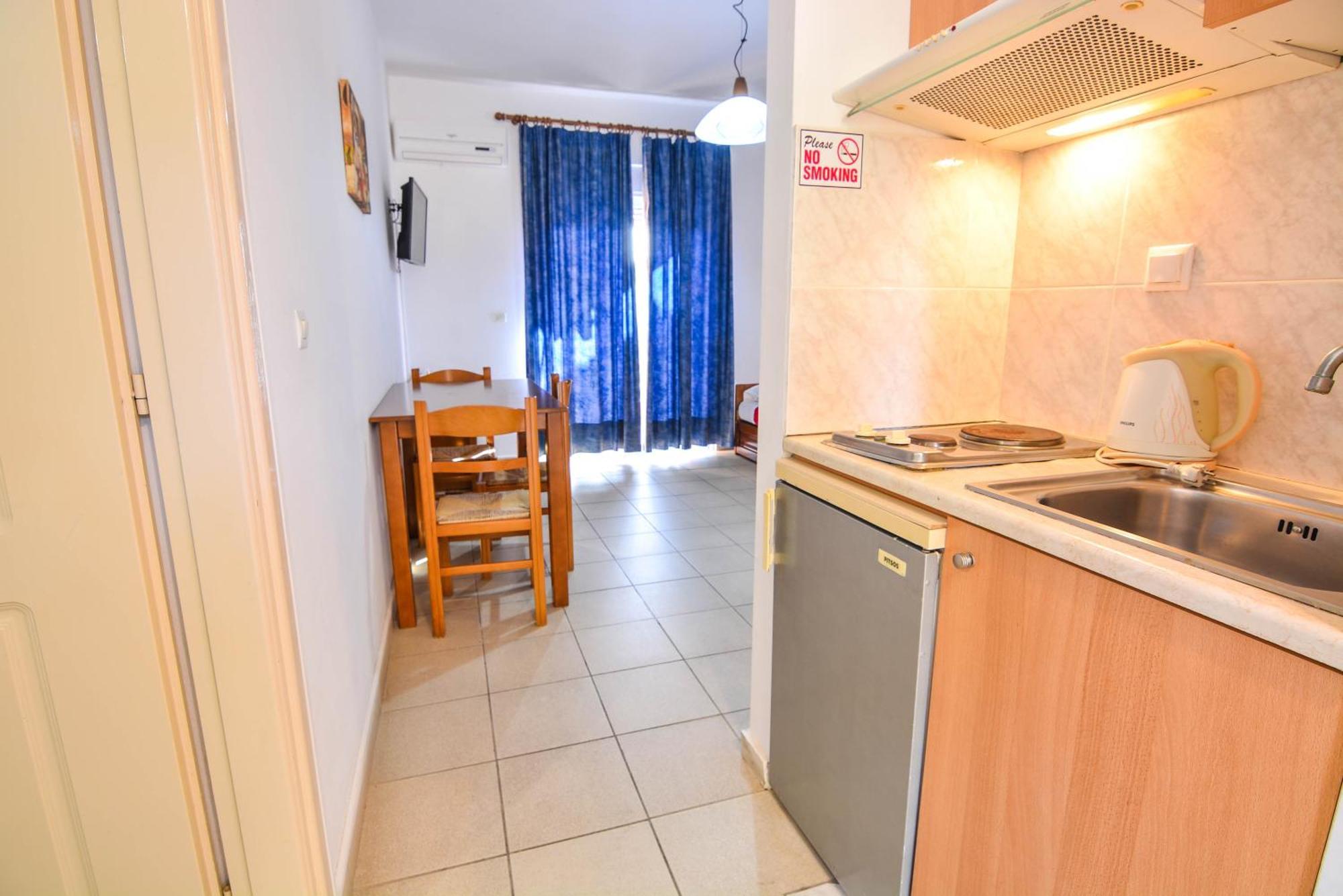 Epavlis Apartments Порто Хели Екстериор снимка
