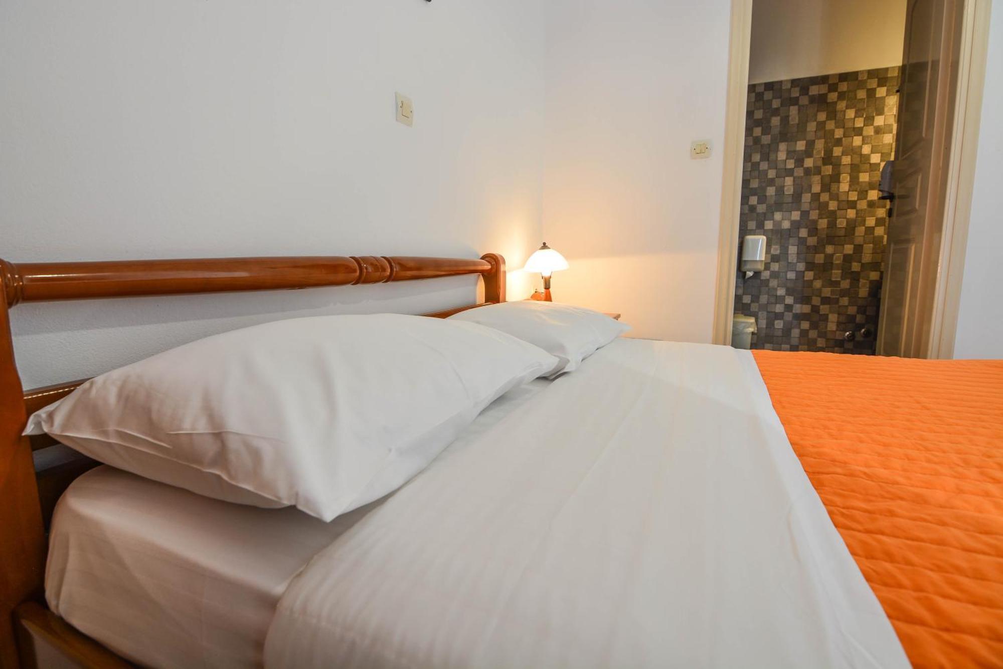 Epavlis Apartments Порто Хели Екстериор снимка